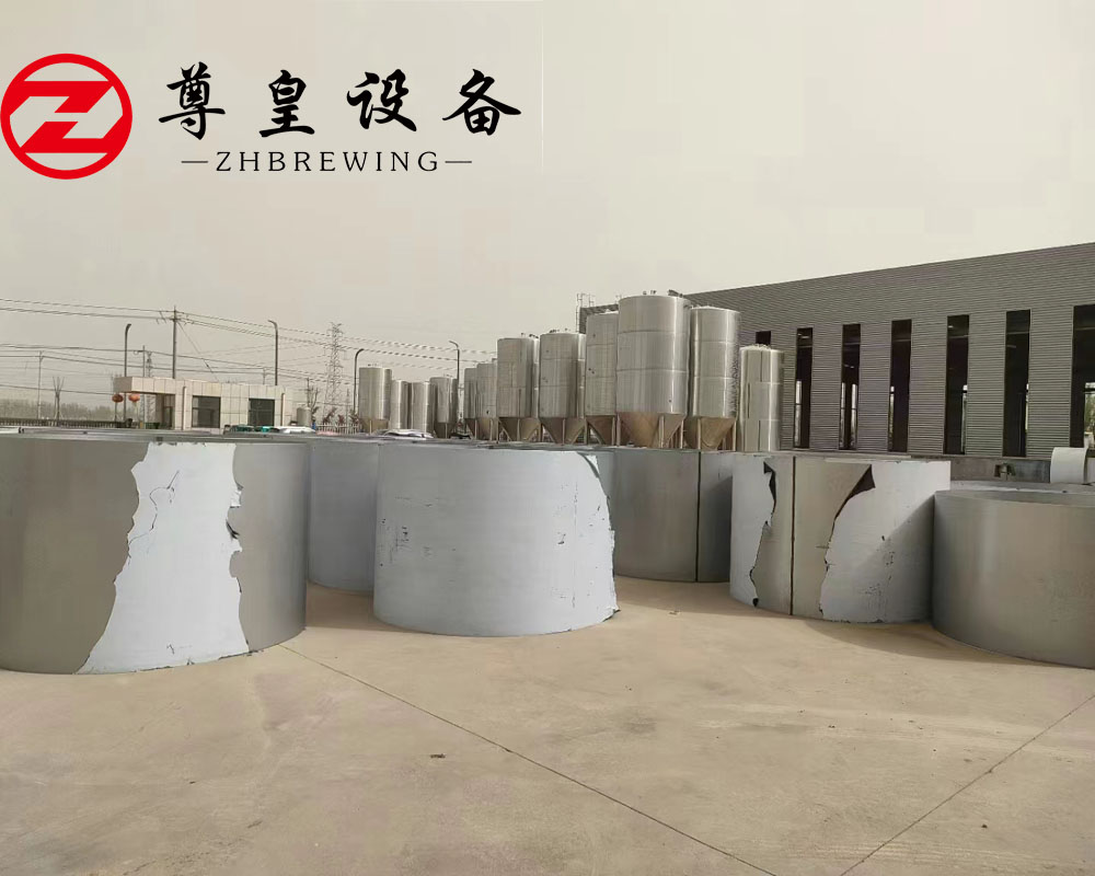 尊皇车间内外，罐桶满场；实景拍摄